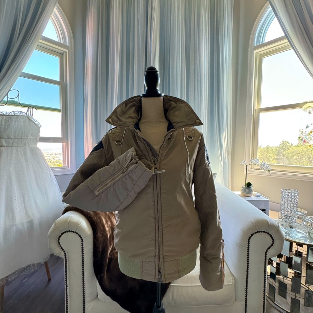Awesome vintage ski jacket.